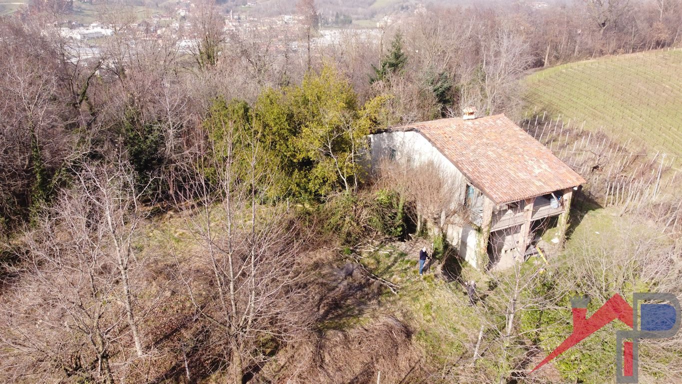 Rustico Indipendente e Panoramico con 3 ettari di Terreno  ad Ambivere