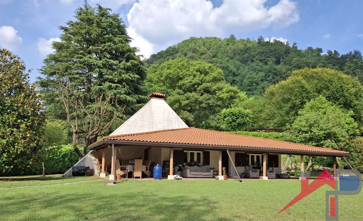 Bellissima Villa Singola Immersa nel Verde